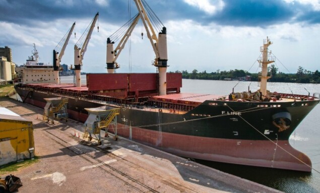 Na foto, o navio F Line, de Barbados, descarrega insumos para a produção de fertilizantes