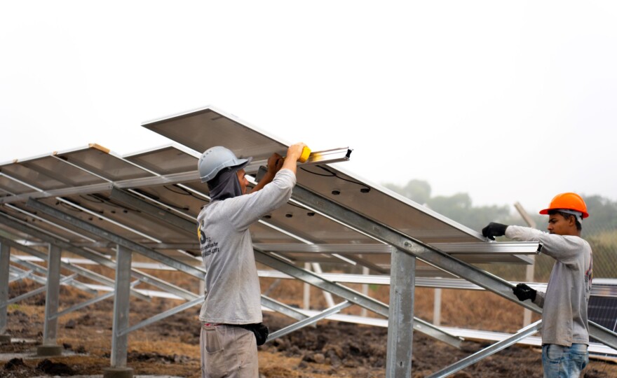 Usina solar social em construção em  (foto: divulgação).