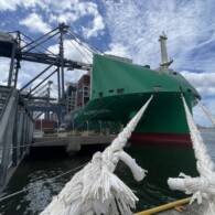 O porta-conteinêres movido a GNL atraca no Porto de Santos (foto: divulgação).