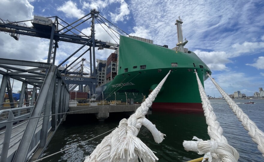 O porta-conteinêres movido a GNL atraca no Porto de Santos (foto: divulgação).