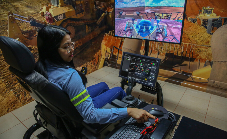 Ana Caroline passou por treinamento em simulador antes de começar a operar o D11 da cabine remota (foto: divulgação).