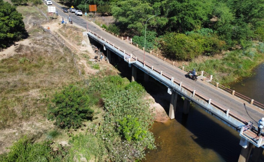 Ponte sobre o Rio Paramirim, em Ibipitanga (foto: divulgação Sinfra-BA).