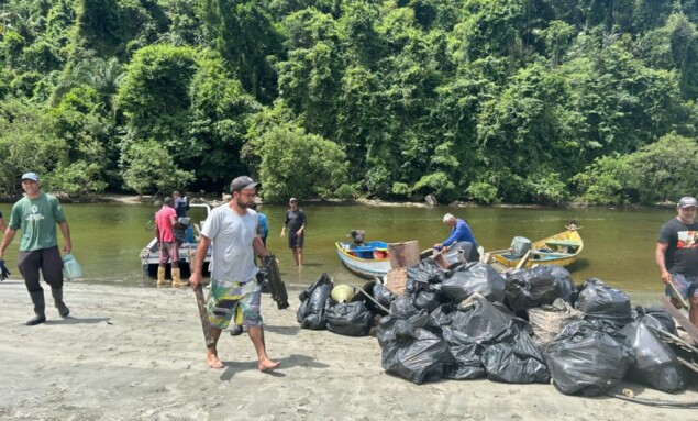 Pescadores trabalham para coletar lixo no litoral de São Paulo