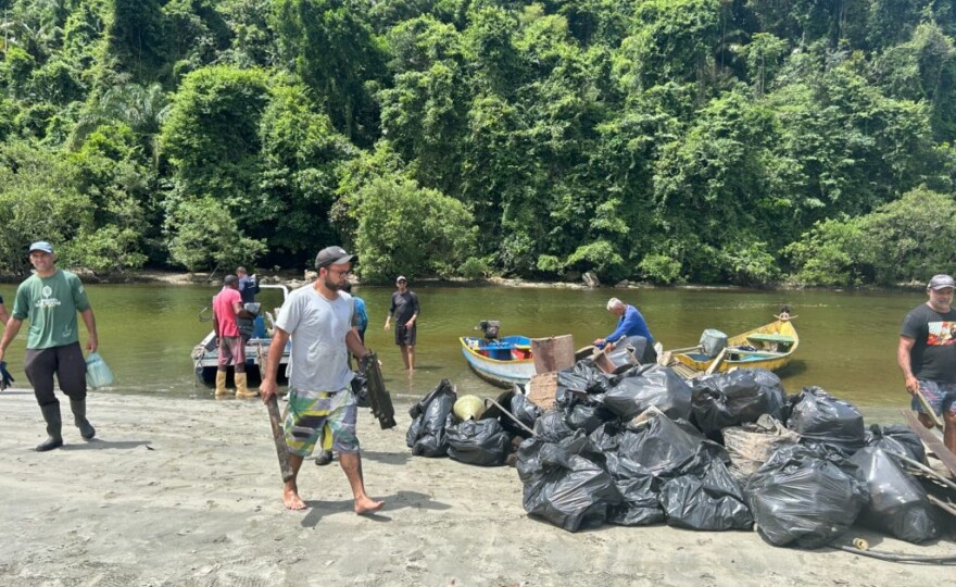 Pescadores trabalham para coletar lixo no litoral de São Paulo (foto: divulgação).