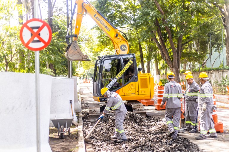 Obras para construção de galerias na Avenida dos Semaneiros (foto: divulgação SIURB).