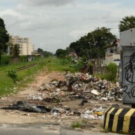 Moradores jogam lixo e entulho em terrenos de linha férrea (foto: divulgação Seinfra-CE).
