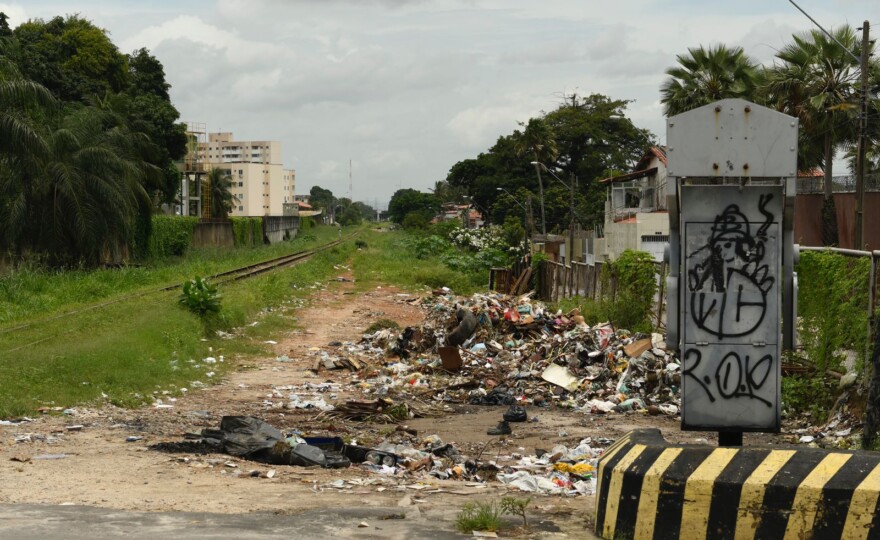 Moradores jogam lixo e entulho em terrenos de linha férrea (foto: divulgação Seinfra-CE).