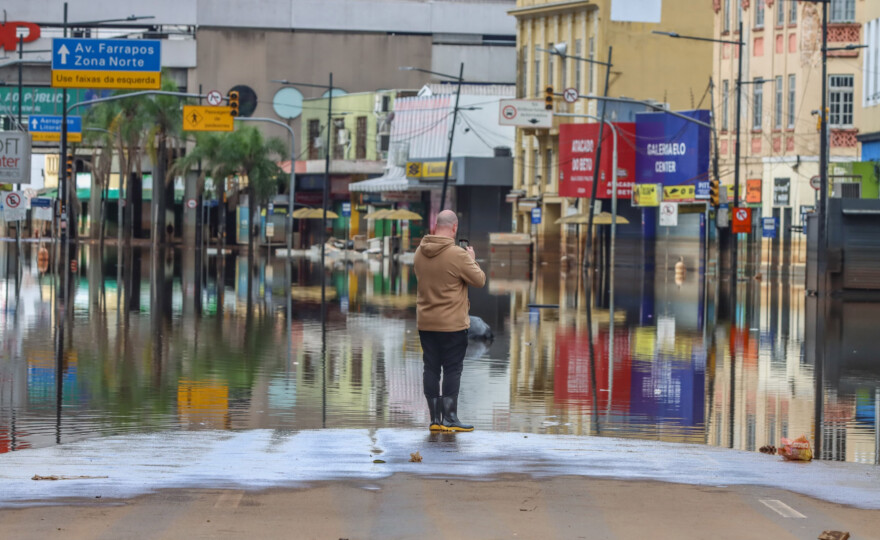 Nível da água baixa e começa a mostrar lixo e entulho, no Centro Histórico de Porto Alegre (foto: Rafa Neddermeyer/Agência Brasil).