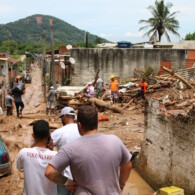 Voluntários e Defesa Civil de São Paulo trabalham em meio a casas destruídas na Vila Sahy, em São Sebastião em 2024 (foto: Rovena Rosa/Agência Brasil).