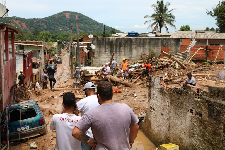 Voluntários e Defesa Civil de São Paulo trabalham em meio a casas destruídas na Vila Sahy, em São Sebastião em 2024 (foto: Rovena Rosa/Agência Brasil).