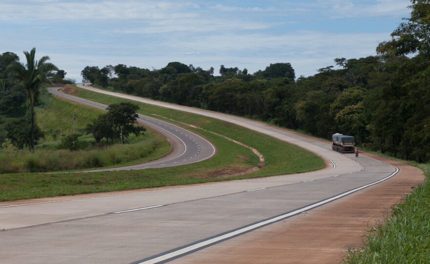 Vendedor da Votorantim Cimentos e cliente em trecho concretado da rodovia BR 364, no Estado do Mato Grosso.