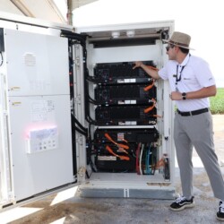 No dia 4 de março, aconteceu a inauguração da solução de microgrid na Fazenda Alabama, em São Desidério, Bahia. Na foto, uma das soluções instaladas. (Foto: Huawei/Divulgação.)