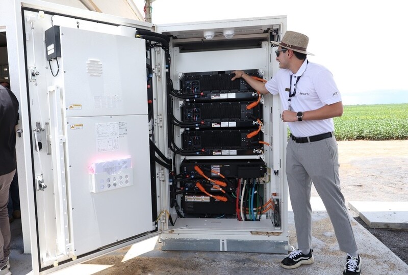 No dia 4 de março, aconteceu a inauguração da solução de microgrid na Fazenda Alabama, em São Desidério, Bahia. Na foto, uma das soluções instaladas. (Foto: Huawei/Divulgação.)