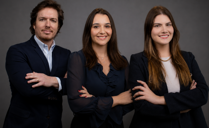Da esq. p/ dir.: Luís Silveira, Ana Fagundes e Chiara Giovaneti (foto com edição de IA).