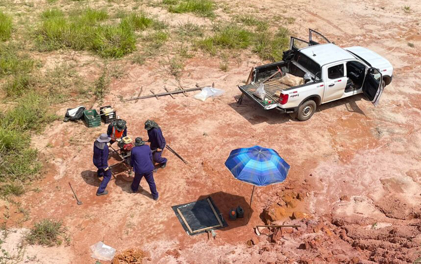 Imagem da sondagem à trado realizada no alvo Caconde/SP (foto: divulgação).