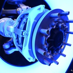 Weltpremiere auf der IAA Transportation 2026: Die Einstempel-Druckluftscheibenbremse MAXX Uniper von ZF ist für höhere Leistungsfähigkeit und geringere Bremspartikel-Emissionen ausgelegt und bereit für Euro 7.
//
World premiere at IAA Transportation 2026: ZF’s MAXX Uniper next-generation single-piston air disc brake is designed for enhanced performance and reduced brake dust particle emissions - Euro 7-ready.