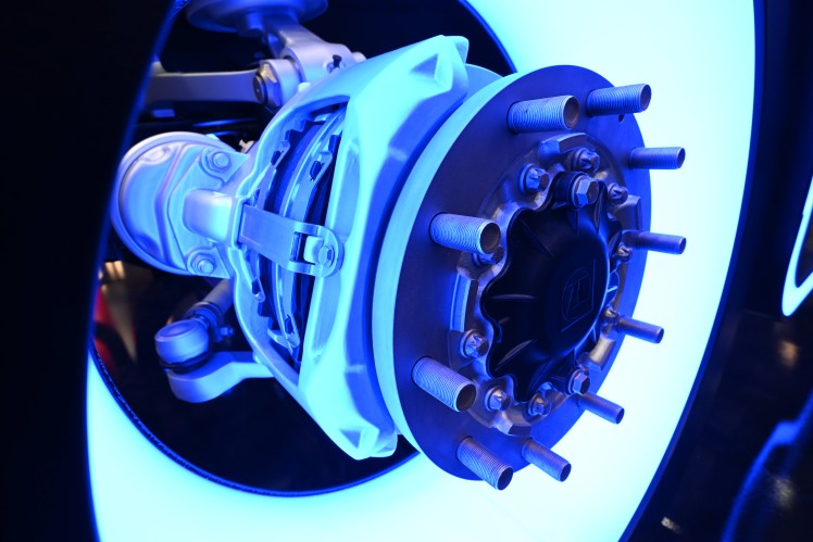 Weltpremiere auf der IAA Transportation 2026: Die Einstempel-Druckluftscheibenbremse MAXX Uniper von ZF ist für höhere Leistungsfähigkeit und geringere Bremspartikel-Emissionen ausgelegt und bereit für Euro 7.
//
World premiere at IAA Transportation 2026: ZF’s MAXX Uniper next-generation single-piston air disc brake is designed for enhanced performance and reduced brake dust particle emissions - Euro 7-ready.