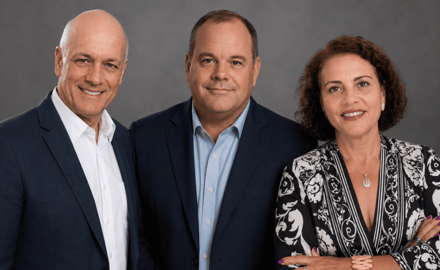 Da esq. para dir.: Flavio Carvalho Britto, Andréa Oliveira e Danniel Zveiter (foto em grupo gerada por inteligência artificial).